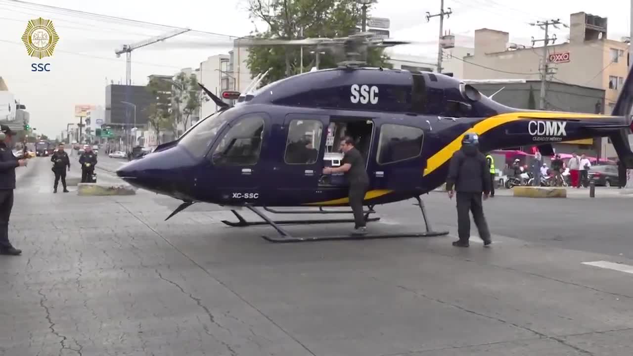   لحظه فرود بالگرد حامل کبد وسط خیابان