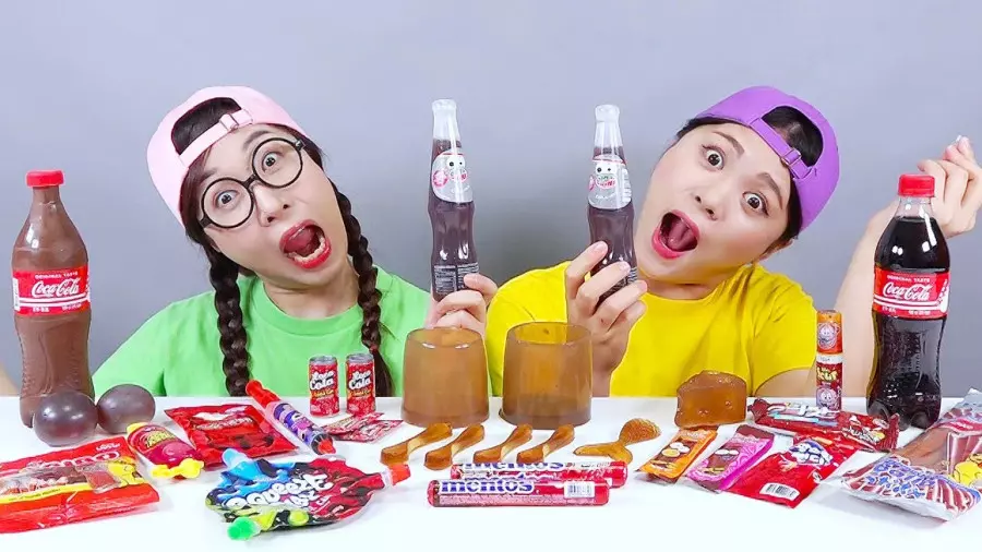 تجربة ممتعة: زجاجة كوكاكولا الصالحة للأكل مع DONA!