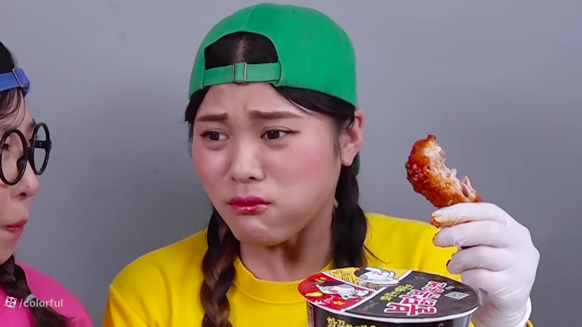 چالش داغ و تند: دوستی و نودل‌های یک چیپ در یک ماجراجویی غذایی!