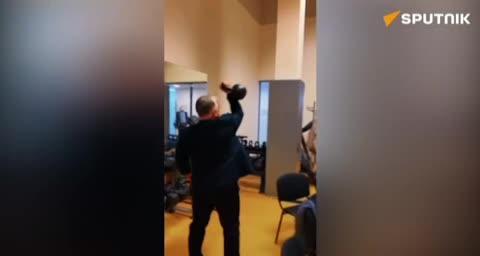   نخست وزیر مجارستان، در حال وزنه زدن با کت و شلوار رسمی!