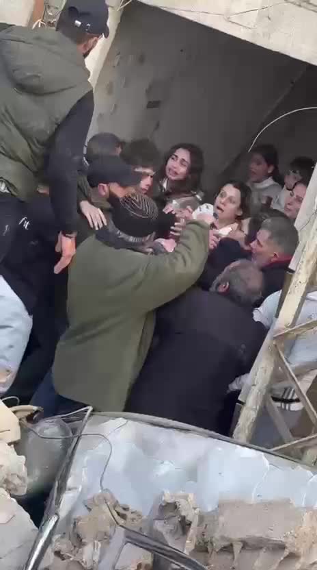   اولین تصاویر از حادثه مرگبار فرو ریختن یک ساختمان در طرابلس لبنان