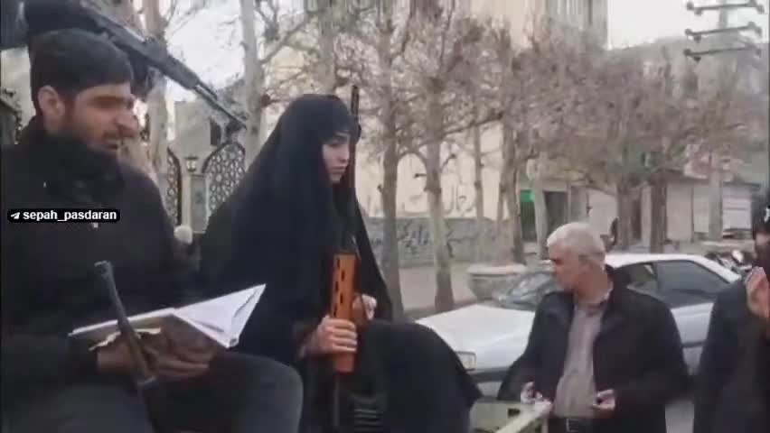   عقد یک زوج با تفنگ در دست، پای تیربار!