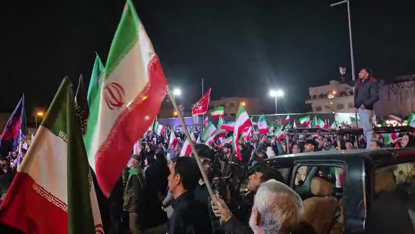 همخوانی مردم با سرود ملی ایران در میدان انقلاب با صدای پدافند