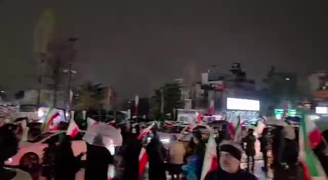 تجمع مردم میدان تجریش زیر باران
