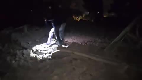 لحظات جستجو برای ۴ کودک از زیر آوار در اصفهان