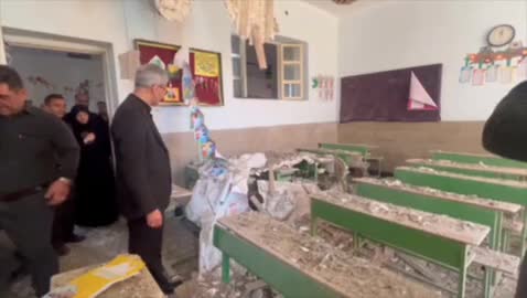   بازدید بقایی سخنگوی وزارت خارجه از یک مدرسه اسیب دیده در خیابان «یران