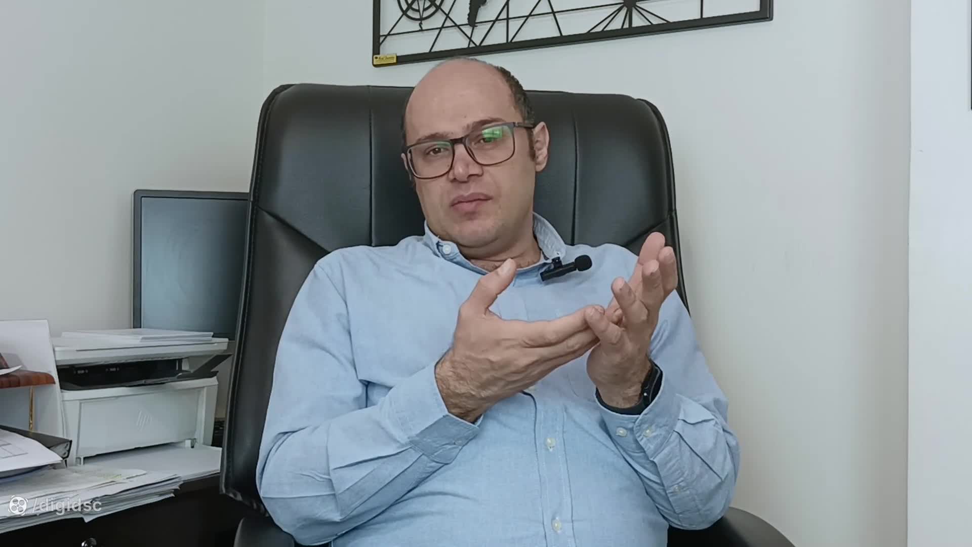 برای چسباندن استیکر روی کرکره برقی چیکار کنیم؟
