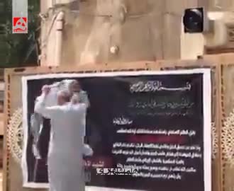 تصاویری از تمیز کردن پوستر رهبر شهید انقلاب در کربلای معلی توسط یک شهروند عراقی