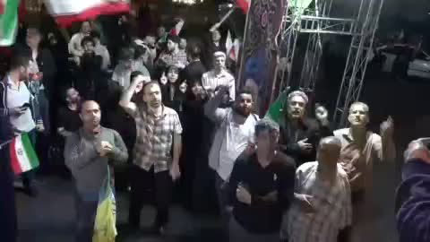 تصاویری از شعار‌ها و حضور جالب ناشنوایان در تجمعات شبانه