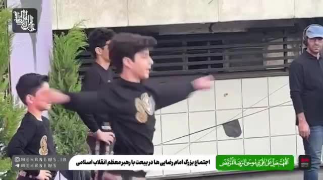 اجرای حرکات ورزشی باستانی توسط پهلوان‌های کوچک در میدان انقلاب تهران