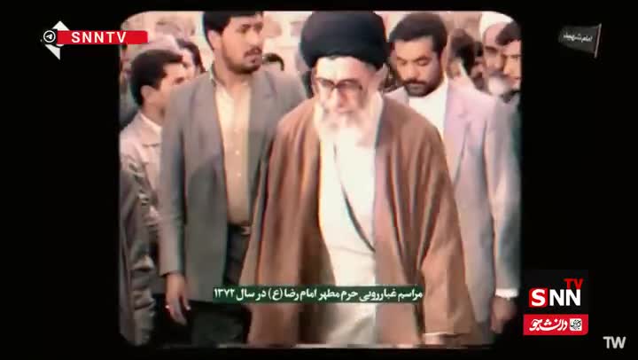   لحظاتی از مراسم غبارروبی حرم مطهر امام رضا(ع) در سال ۱۳۷۲با حضور رهبر شهید انقلاب