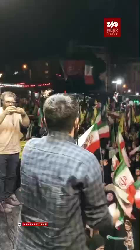   شعارهای حمایتی مردم در چهارراه نبرد؛ «سید مجید نقطه‌زن، اسرائیلو شخم بزن»