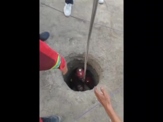 نجات معجزه‌آسا: کودک هشت‌ساله سبزواری از چاه ۱۵ متری خارج شد