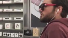 اقدام عجیب شهروند فرانسوی و شکستن ده‌ ها آیفون در اپل استور  - قسمت اول