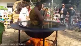 مراسم بسیار عجیب غریب مرتاض بودایی در دیگ آب داغ سوزان!