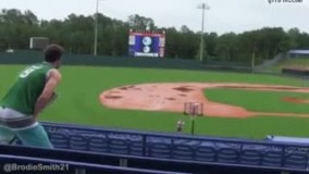 کار این یارو خیلی درسته. درست وسط تور