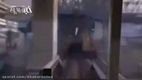 لحظه برخورد مترو در ایسگاه با مردی که خودکشی میکند