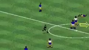 دنبال کردن خنده دار داور در فوتبال بازیکن بیچاره چطوری میدوه