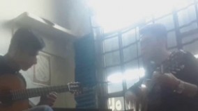 گیتار زدن دونفره از یک اهنگ بسیار قدیمی و خاطره انگیز