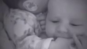 آرام کردن نوزاد توسط برادر دو قلویش با انگشت