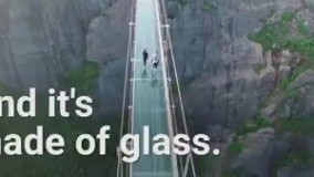 پل معلق کف شیشه در ارتفاع 594 متری در دره