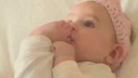 بچه ناز داره پاشو میخوره وای عزیزم چه نازه