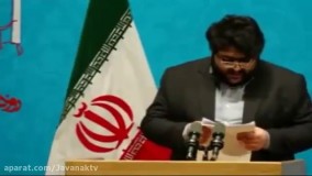 انتقاد شدیداللحن یک دانشجو در حضور روحانی - روز دانشجو.mp4