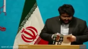 انتقاد شدیداللحن یک دانشجو در حضور روحانی - روز دانشجو.mp4