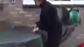 تماشا کنید : جوانی که هم شعبده بازی را یادتان میدهد و هم از این راه مادربزرگش را سر کار میگذارد!