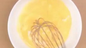 صبحانه ای آسان و خوشمزه ✨  زرده تخم مرغ،شیر،خمیر پنکیک آماده،سفیده تخم مرغ زده شده (در انتها روی ساندویچ پنیر ذوب شده میریزیم)  