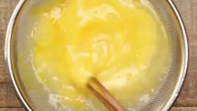 املت پنیر ????  تخم مرغ 8 عدد،نمک،فلفل،پنیر موتزارلا 270 گرم،پنیر چدار،پیازچه  