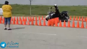 امتحان میزان تسلط یک افسر پلیس در موتورسواری که به خوبی از عهده آن برمی آید 