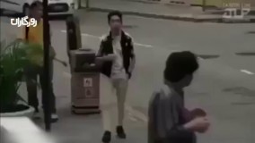 ویدیوی تکاندهنده از واکنش مردم به اسکناسی که از جیب یک عابر میافتد!