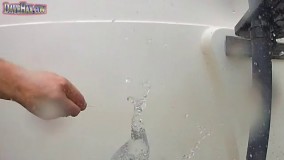 صحنه آهسته جالب. ترکیدن بادکنک پر آب