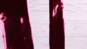 شمشیرِ اسباب بازی نورانی در شب 