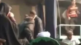 مهدی هاشمی رفسنجانی بر سر جنازه ی پدر