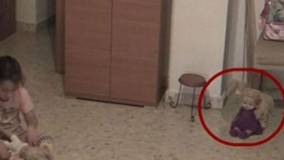 این دختربچه به پدر می‌گوید که اشیا در اتاقش حرکت می‌کنند. آنچه دوربین‌های مدار بسته ضبط کرده‌اند واقعا ترسناک است