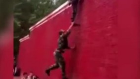 ????همکاری دیدنی و سریع نیروهای نظامی برای رد شدن از دیوار