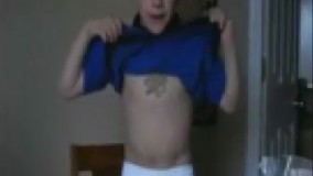 حرکت خنده دار پسر بچه با شکمش و در آوردن موج مکزیکی