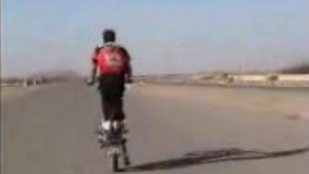 حرکات بسیارتماشایی بچه کرمانشاه باموتور هوندا125 همراه بااهنگ محسن لرستانی