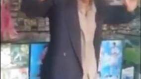 رقص خنده دار مرد میانسال در مغازه صوتی تصویری