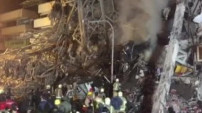 هنوز آتش از بخشهای پایینی ساختمان پلاسکو زبانه می کشد 