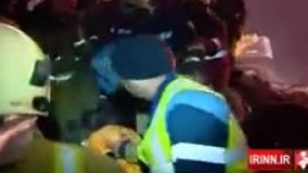 لحظه خروج پیکر یکی از آتش نشانان از دل آوار پلاسکو