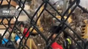 نگاه‌های خیره به محلی که احتمال می‌رود پیکر سومین آتش‌نشان از زیر آوار کشف شود