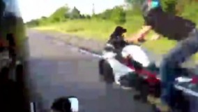 شیرین کاری های خطرناک موتورسوار جوان کار دستش داد !