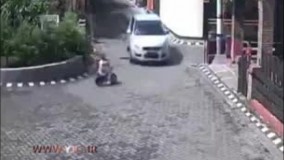 دختری که زیر ماشین میرود