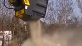 بیل مکانیکی قدرتمند برای آسیاب کردن سنگ های بزرگ!