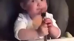 ادای حرص خوردن مامانشو در میاره