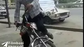 ادعا نكن موتور سوارى   اگه تونستى مثل اين موتور سوارى كنى انوقت بيا حرف بزن