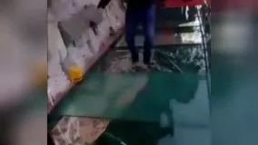 اونجا به قدر کافی ترسناک هست دیگه شیشه ها رو چرا اینجوری کردن
